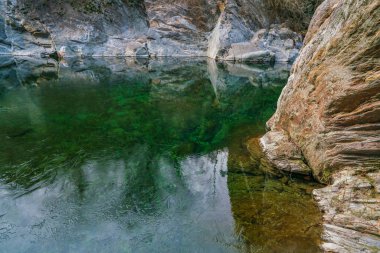 Yeşil su altında Ponte Romano Intragna Köprüsü