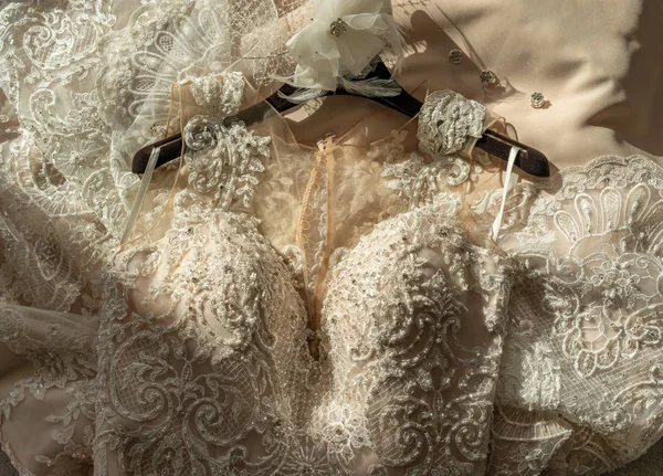 Düğün elbise ve saç bandı