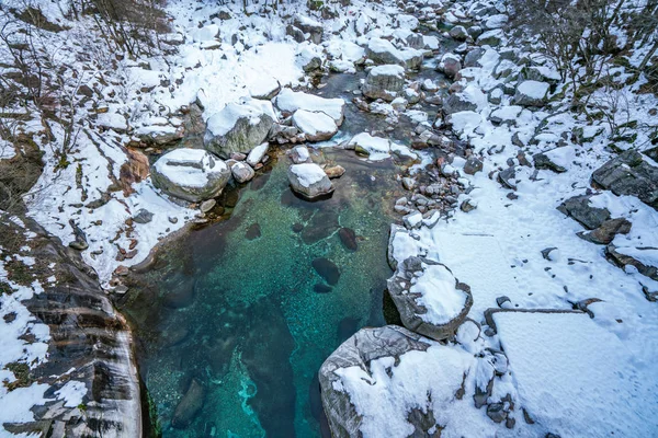 Χειμώνα Προβολής Νερού Υπό Ponte Dei Σαλτη Lavertezzo Ελβετία — Φωτογραφία Αρχείου
