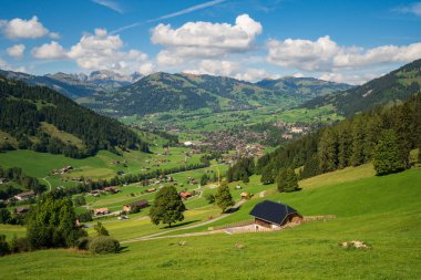 Merkezlerine, Gstaad görünümünden yaz
