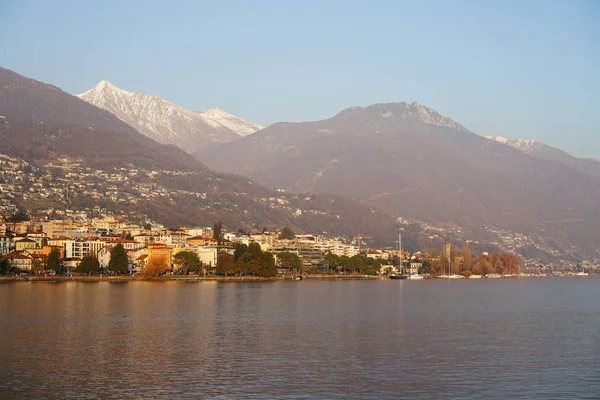 Vista Sulle Montagne Innevate Locarno Lago Maggiore Con Luci Serali — Foto Stock