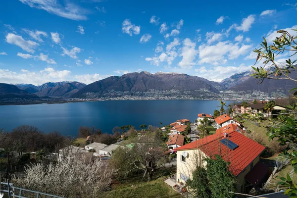Jezero Maggiore výhled regionu Gambarogno vesnice na jaře — Stock fotografie