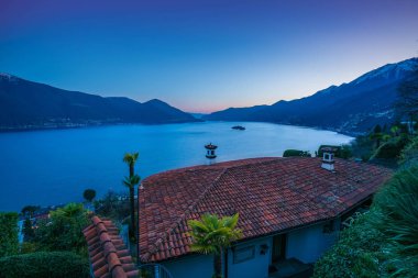 Lake Maggiore ve Ronco sopra Ascona üzerinde mavi günbatımı