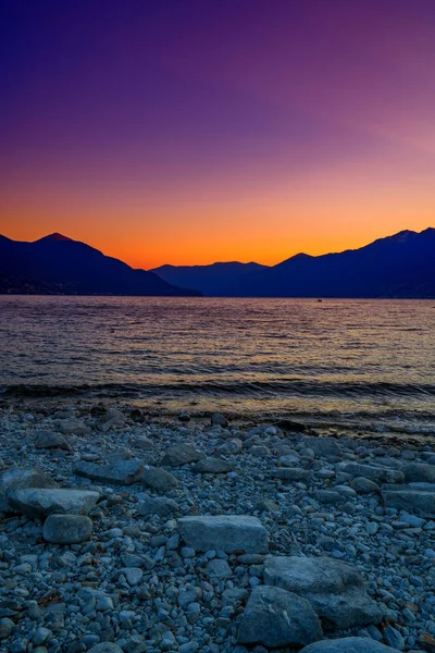 Puesta de sol violeta en el puerto de Ascona, Suiza — Foto de Stock