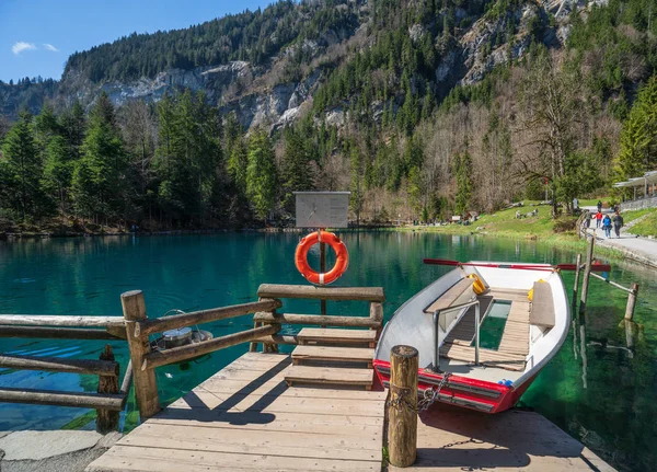 Un bateau sur le lac Bleu, Blausee, en Oberland Bernois, Suisse — Photo