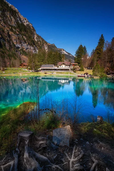Une maison en face du lac Bleu, Blausee, dans l'Oberland bernois, Swi — Photo