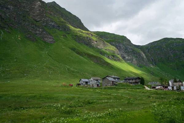夏季瑞士南部阿尔卑斯皮奥拉全景 — 图库照片