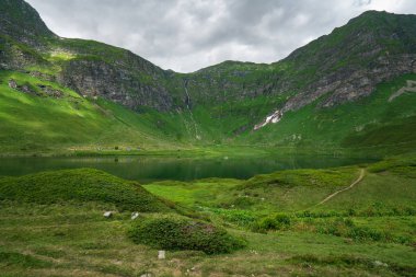 Yaz aylarında Güney İsviçre'de Alpler Piora panoramik görünümü