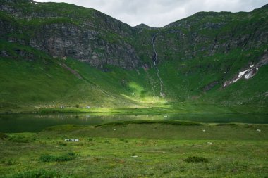 Yaz aylarında Güney İsviçre'de Alpler Piora panoramik görünümü