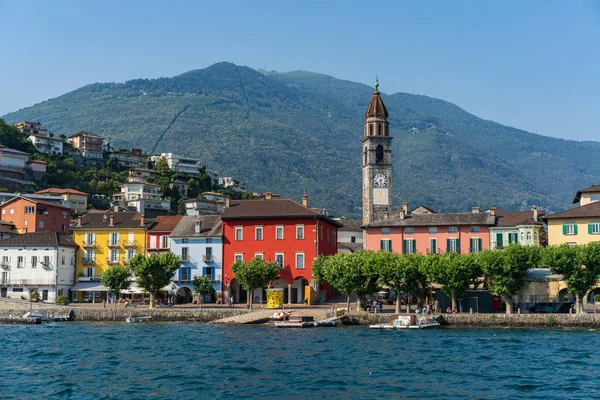 Ascona ciudad en el sur de Suiza, vista desde el barco — Foto de Stock