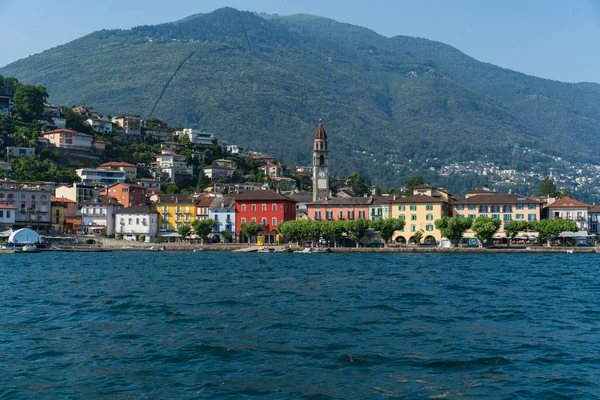 Ascona ciudad en el sur de Suiza, vista desde el barco Imágenes de stock libres de derechos