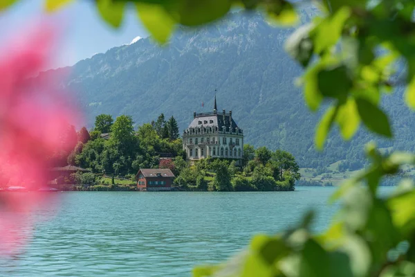 Zamek Iseltwald nad jeziorem Brienz w Szwajcarii — Zdjęcie stockowe