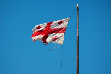 Güçlü bir rüzgar tarafından hırpalanmış Gürcü bayrağı