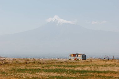 Ağrı Dağı, yatay ve bir eski paslı terkedilmiş otobüs