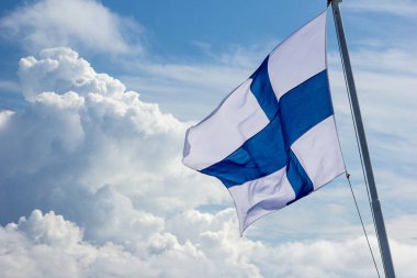 Rüzgarda uçan güneşli Finlandiya bayrağını