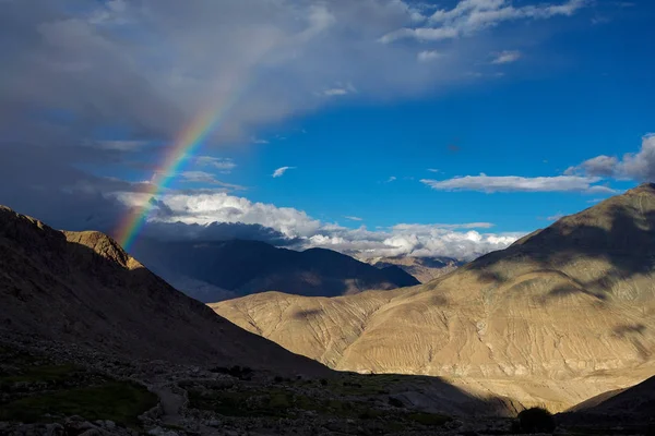 The majestic mountains of the central ladakh with the rainbow — Stock Photo, Image