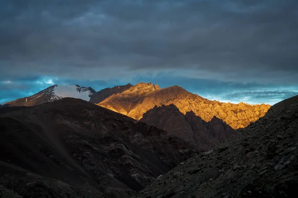 Picos de montanha à luz dos últimos raios do sol poente — Fotografia de Stock