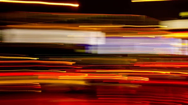 Cámara Intencional Movimiento toma abstracta de las luces de la ciudad en la noche. Fondo para el diseño . — Foto de Stock