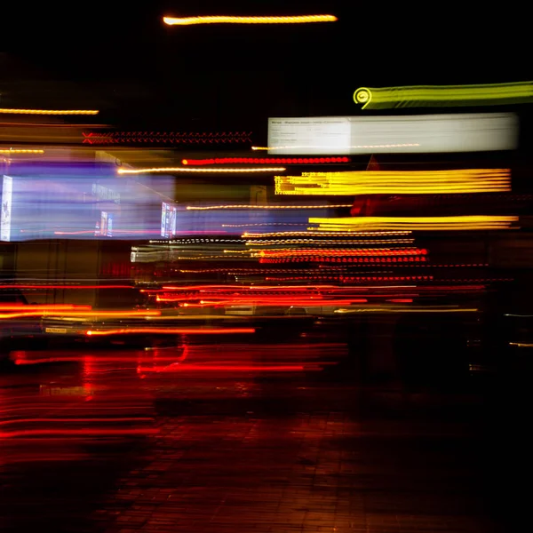 Avsiktliga kamerarörelser abstrakt bild av stadens ljus i natten. Bakgrunden för design. — Stockfoto