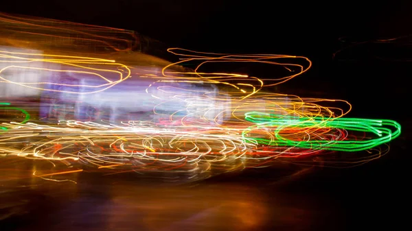 Cámara Intencional Movimiento toma abstracta de las luces de la ciudad en la noche. Fondo para el diseño . — Foto de Stock