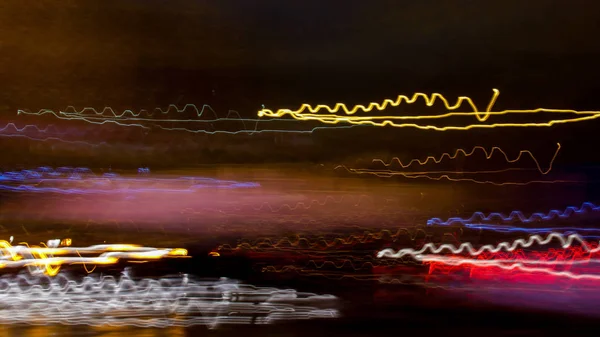 Cámara Intencional Movimiento toma abstracta de las luces de la ciudad en la noche. Fondo para el diseño . — Foto de Stock