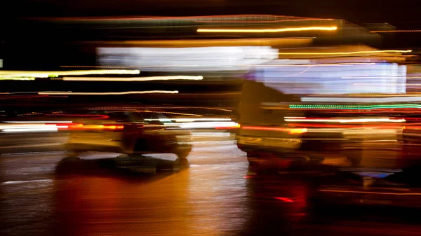 Cámara Intencional Movimiento toma abstracta de las luces de la ciudad en la noche. Fondo para el diseño . — Foto de Stock