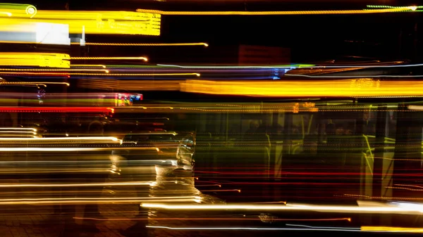 Avsiktliga kamerarörelser abstrakt bild av stadens ljus i natten. Bakgrunden för design. — Stockfoto