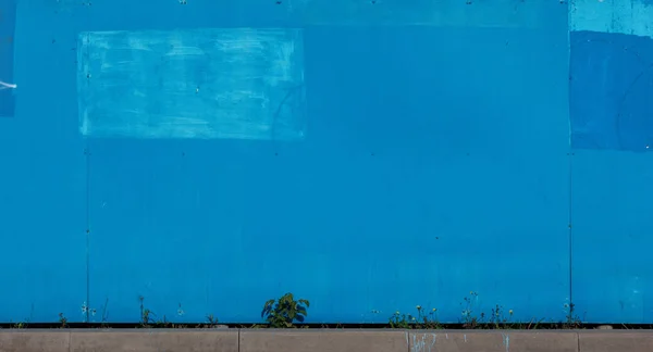 Metallzaun wiederholt in verschiedenen Blautönen gestrichen — Stockfoto
