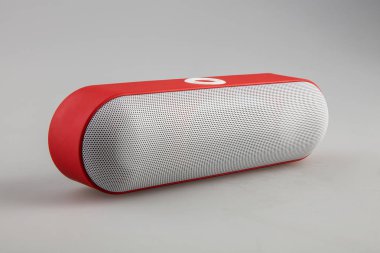 Beyaz ve kırmızı kablosuz Bluetooth sözcü