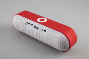 Beyaz ve kırmızı kablosuz Bluetooth sözcü
