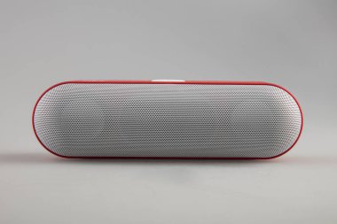 Beyaz ve kırmızı kablosuz Bluetooth sözcü
