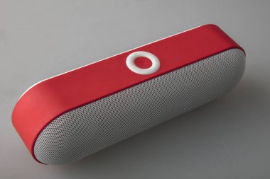 Beyaz ve kırmızı kablosuz Bluetooth sözcü