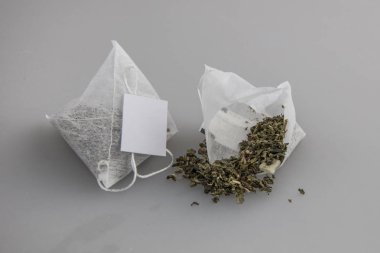 çay poşetleri bir piramit şeklinde