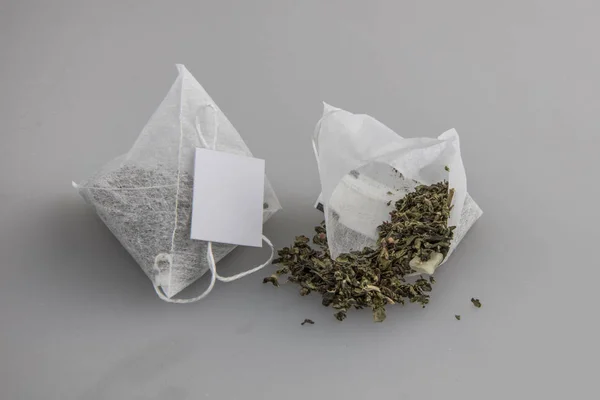 用金字塔形式的茶叶袋 — 图库照片