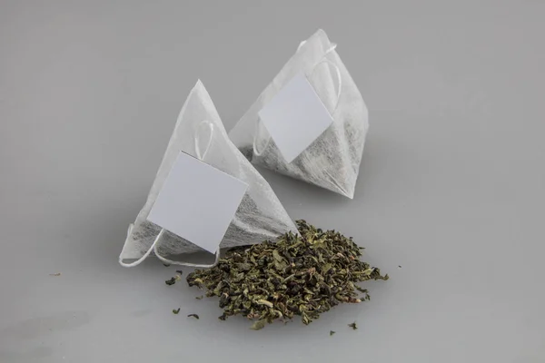用金字塔形式的茶叶袋 — 图库照片#