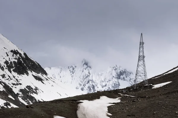 Sonmarg, Hindistan - 19 Mayıs 2018 - Karla kaplı güzel dağ zirvesi ve bir kule