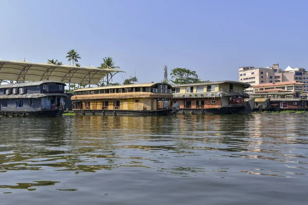 ALAPPUZHA, KERELA, İNDİA - 22 HAZİRAN 2020 - Otelin yanındaki göl kenarında park edilmiş güzel bir tekne evi