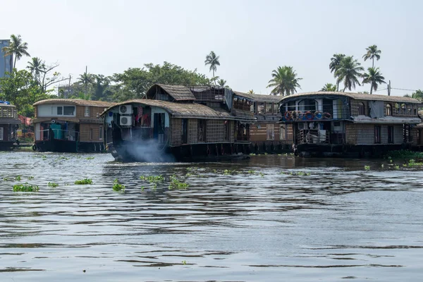 ALAPPUZHA, KERELA, İNDİA - 22 HAZİRAN 2020 - Otelin yanındaki göl kenarında park edilmiş güzel bir tekne evi
