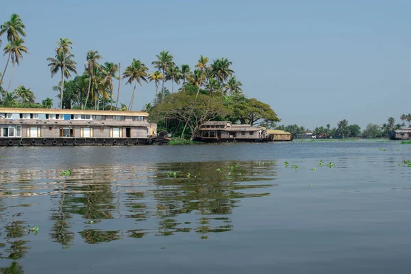 ALAPPUZHA, KERELA, INDIA - 22 HAZİRAN 2020 - Parlak güneş altında gölde park edilmiş güzel kayıkhane