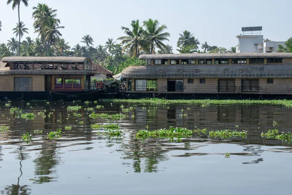 ALAPPUZHA, KERELA, INDIA - 22 HAZİRAN 2020 - Parlak güneş altında gölde park edilmiş güzel kayıkhane