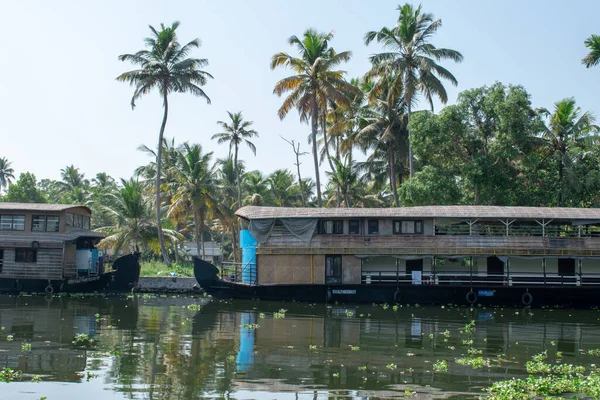ALAPPUZHA, KERELA, INDIA - 22 HAZİRAN 2020 - Parlak güneş altında gölde park edilmiş güzel kayıkhane