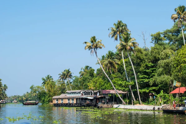 ALAPPUZHA, KERELA, INDIA - 22 HAZİRAN 2020 - Parlak güneş altında gölde park edilmiş güzel kayıkhane