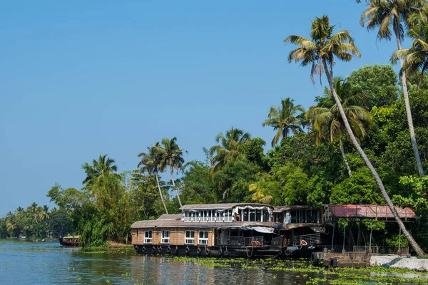 ALAPPUZHA, KERELA, INDIA - 22 HAZİRAN 2020 - Parlak güneş altında gölde park edilmiş güzel kayıkhane