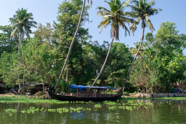 ALAPPUZHA, KERELA, INDIA - 22 HAZİRAN 2020 - Parlak güneş altında gölde park edilmiş güzel kayıkhane