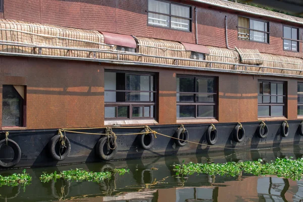 ALAPPUZHA, KERELA, İNDİYA - 22 HAZİRAN 2020 - Güzel kayıkhane parlayan güneş altında göl kenarına park etmiş