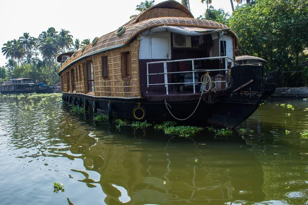ALAPPUZHA, KERELA, INDIA - 22 HAZİRAN 2020 - Parlak güneş altında gölde park edilmiş güzel kayıkhane