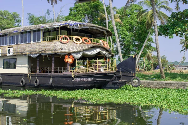 ALAPPUZHA, KERELA, INDIA - 22 HAZİRAN 2020 - Parlak güneş altında gölde park edilmiş güzel kayıkhane