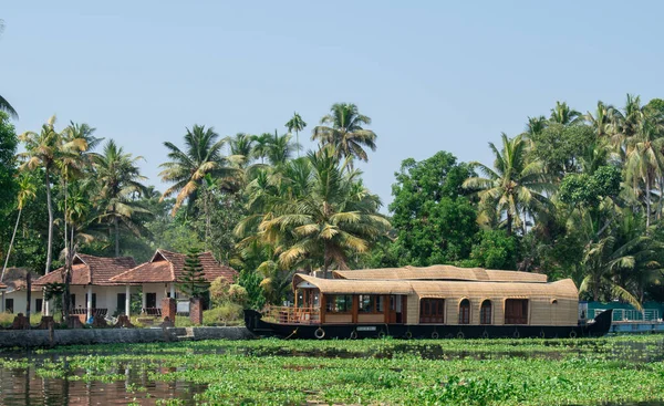 ALAPPUZHA, KERELA, INDIA - 22 HAZİRAN 2020 - Parlak güneş altında gölde park edilmiş güzel kayıkhane