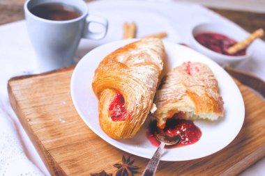 Kesme tahtası üzerinde reçelli çörek