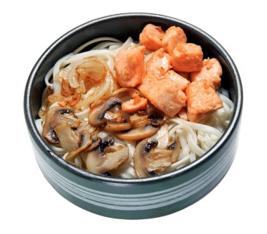 Udon kızarmış et ve mantar ile. Beyaz arka plan üzerinde izole. Menü.